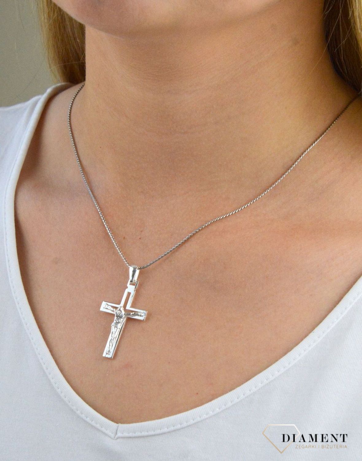 Srebrna zawieszka 925 krzyżyk z Jezusem DIA-ZAW-CR0020-925.  Srebrna zawieszka krzyżyk. Srebrna zawieszka z Jezusem. Srebrna zawieszka idealna na prezent..jpg