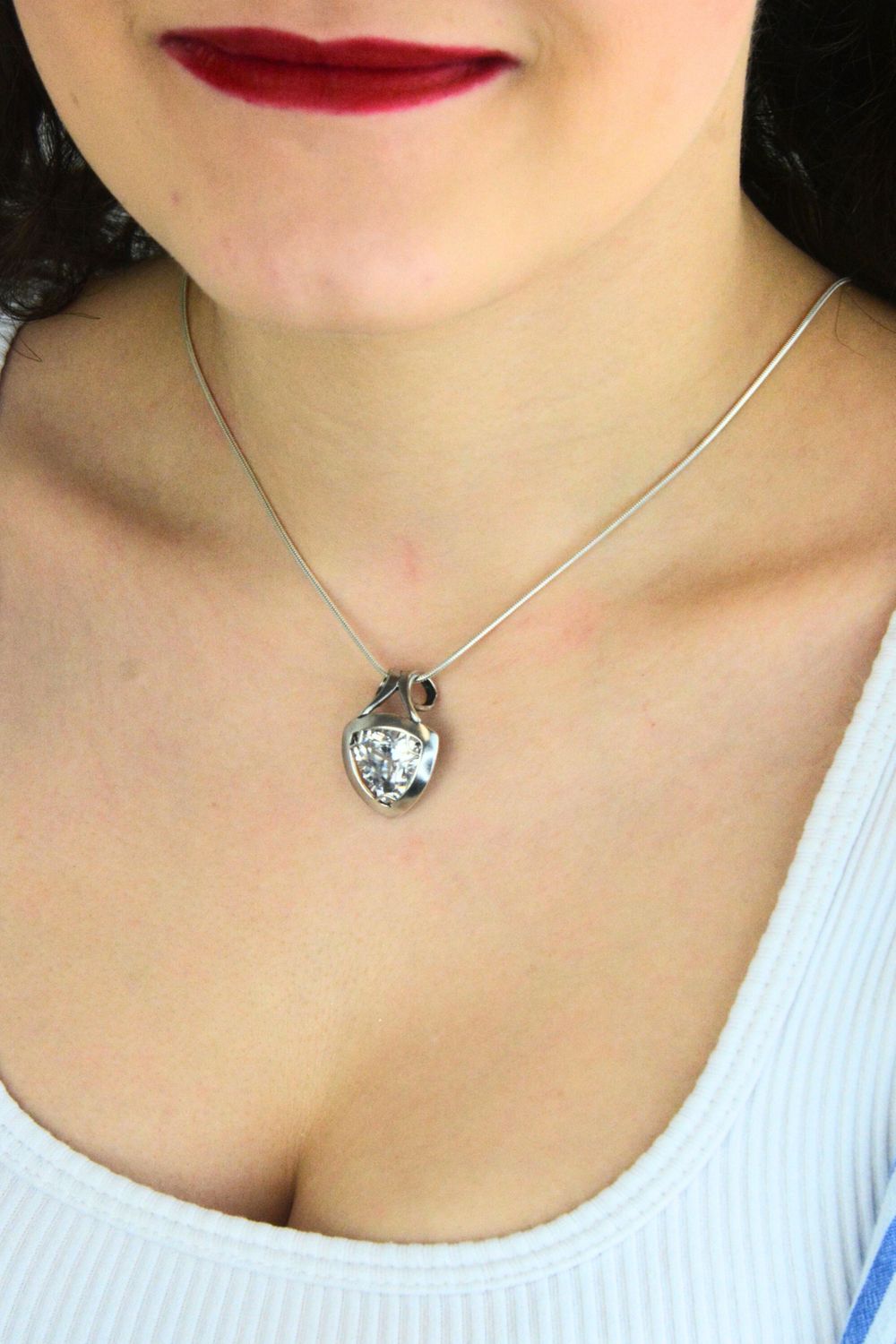 srebrna zawieszka damska, zawieszka z cyrkonią, srebro próba 925, trójkątny wisiorek srebrny, elegancka zawieszka damska, biżuteria damska z cyrkonią, prezent dla kobiety, zawieszka na łańcuszek1.jpg