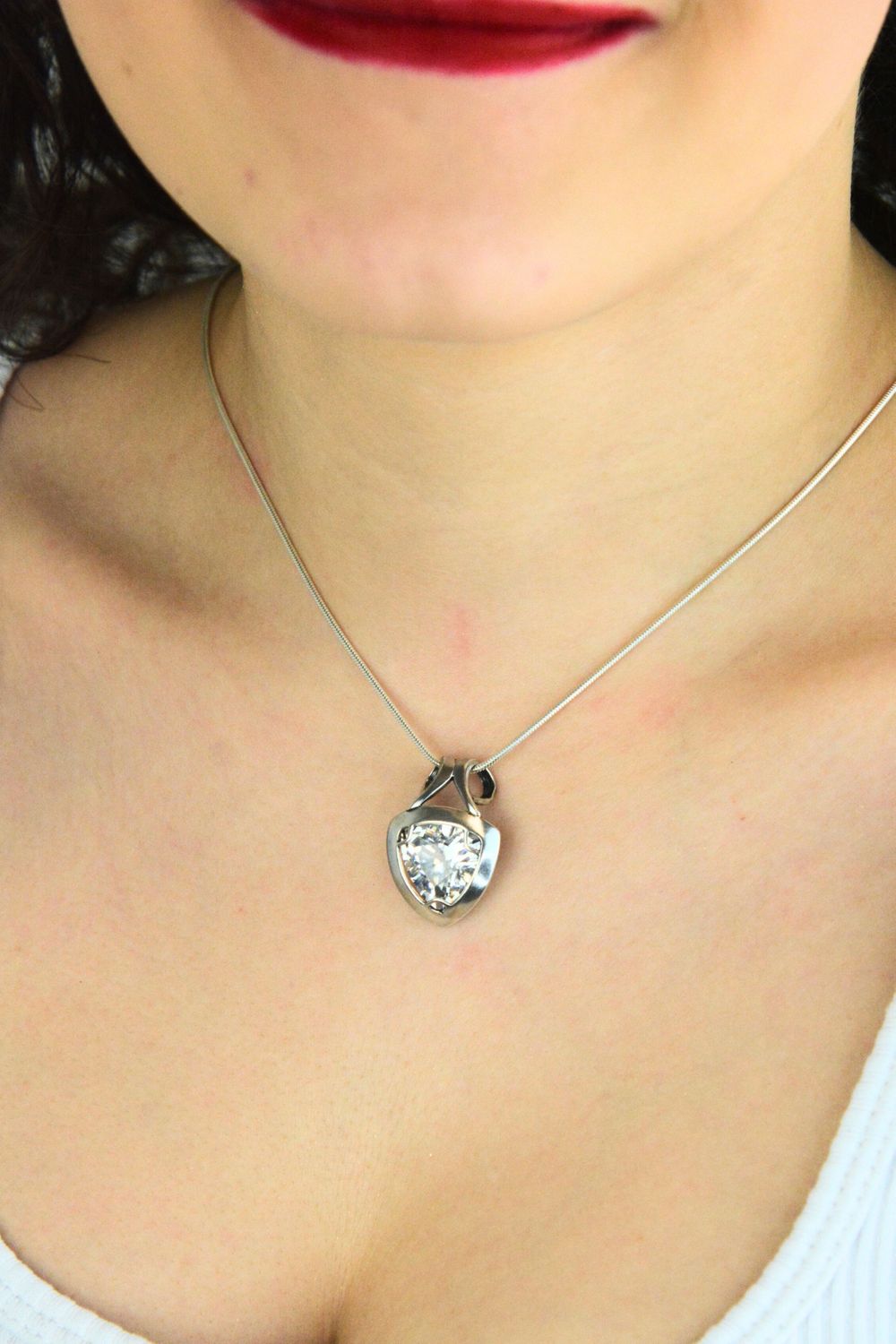 srebrna zawieszka damska, zawieszka z cyrkonią, srebro próba 925, trójkątny wisiorek srebrny, elegancka zawieszka damska, biżuteria damska z cyrkonią, prezent dla kobiety, zawieszka na łańcuszek1.jpg