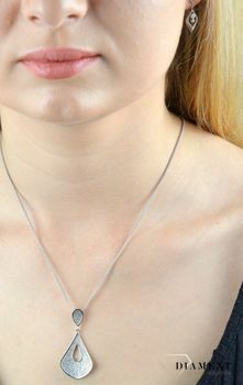 Zawieszka srebrna łezka z cyrkoniami DIA-ZAW-CYRKONIA2-925. Srebrna zawieszka wykonana z próby 925 ozdobiona białymi cyrkoniami w kształcie łezki. Zawieszka z cyrkoniami. Zawieszka łezka. Zawieszka idealna na preze (4).JPG