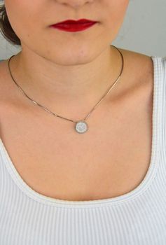 Srebrna Zawieszka 925 Okrągła z Białymi Cyrkoniami – 1,4 cm, 1,45g Okrągła srebrna zawieszka próby 925 wysadzana białymi cyrkoniami. Klasyczny styl, średnica 1,4 cm, waga 1,45 g. Elegancki dodatek na każdą okazję (3).JPG