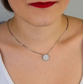 Srebrna Zawieszka 925 Okrągła z Białymi Cyrkoniami – 1,4 cm, 1,45g Okrągła srebrna zawieszka próby 925 wysadzana białymi cyrkoniami. Klasyczny styl, średnica 1,4 cm, waga 1,45 g. Elegancki dodatek na każdą okazję (4).JPG