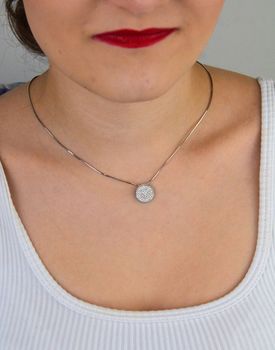 Srebrna Zawieszka 925 Okrągła z Białymi Cyrkoniami – 1,4 cm, 1,45g Okrągła srebrna zawieszka próby 925 wysadzana białymi cyrkoniami. Klasyczny styl, średnica 1,4 cm, waga 1,45 g. Elegancki dodatek na każdą okazję (5).JPG