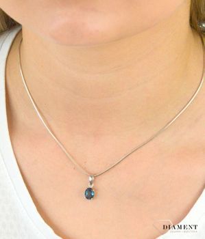 Srebrna zawieszka 925 z topazem DIA-ZAW-CYRKONIE15-925. Elegancka zawieszka ozdobiona niezwykłym kamieniem naturalnym. Taka zawieszka będzie doskonałym prezentem. Zawieszka z niebieskim kami (1).JPG