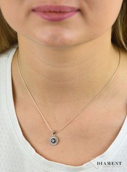 Srebrna zawieszka 925 'Mała czarna' DIA-ZAW-CYRKONIE5.  Będzie doskonałym prezentem dla kobiety gustującej w eleganckich dodatkach. Elegancka zawieszka. Wyjściowy naszyjnik (1).JPG