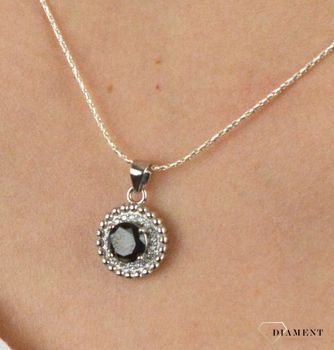 Srebrna zawieszka 925 'Mała czarna' DIA-ZAW-CYRKONIE5.  Będzie doskonałym prezentem dla kobiety gustującej w eleganckich dodatkach. Elegancka zawieszka. Wyjściowy naszyjnik (2).JPG