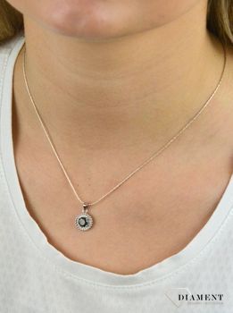 Srebrna zawieszka 925 'Mała czarna' DIA-ZAW-CYRKONIE5.  Będzie doskonałym prezentem dla kobiety gustującej w eleganckich dodatkach. Elegancka zawieszka. Wyjściowy naszyjnik (3).JPG