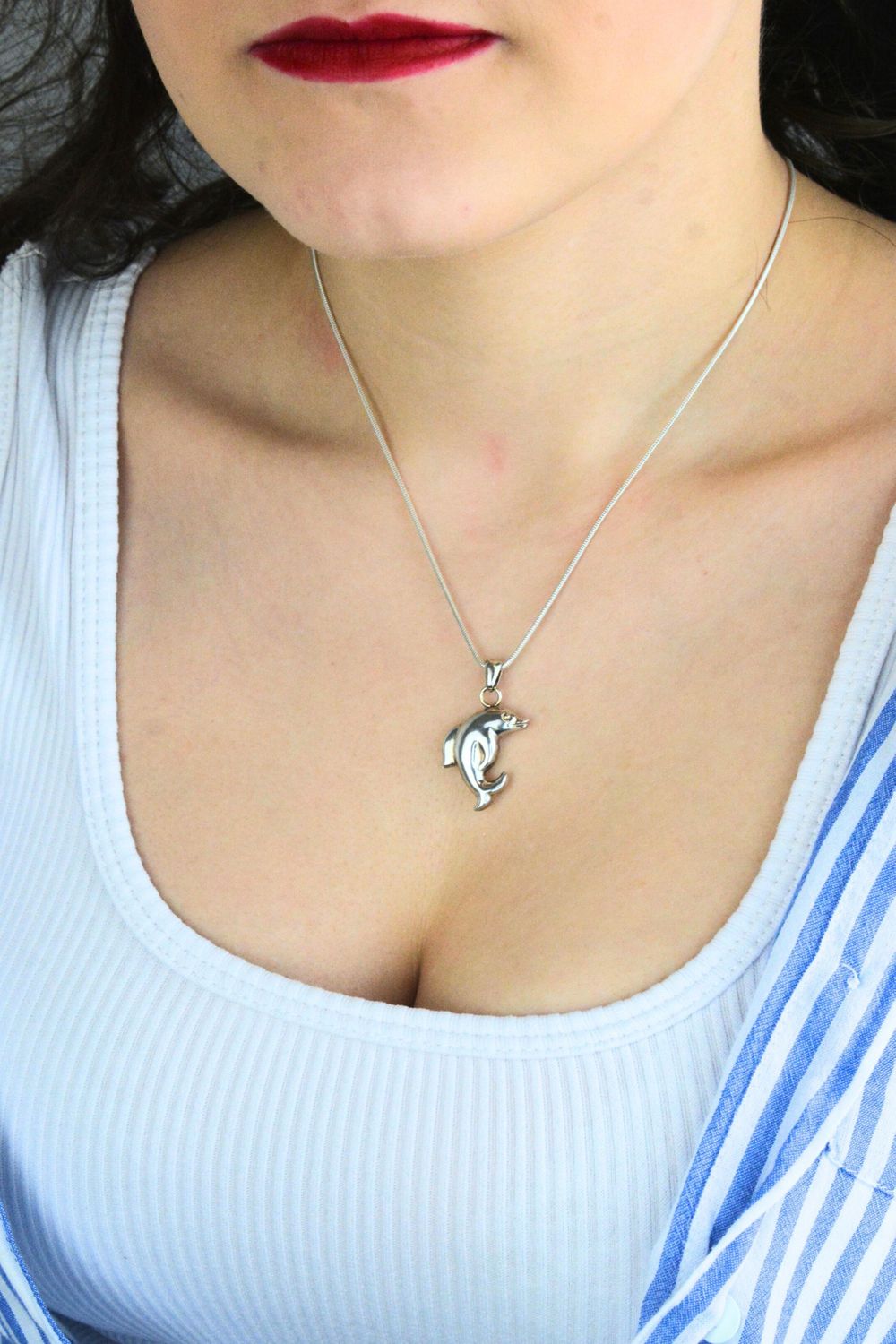 Urocza srebrna zawieszka damska w kształcie delfina, wykonana ze srebra próby 925. Lekka i elegancka biżuteria o wadze 2,63 g, idealna na prezent.1.jpg