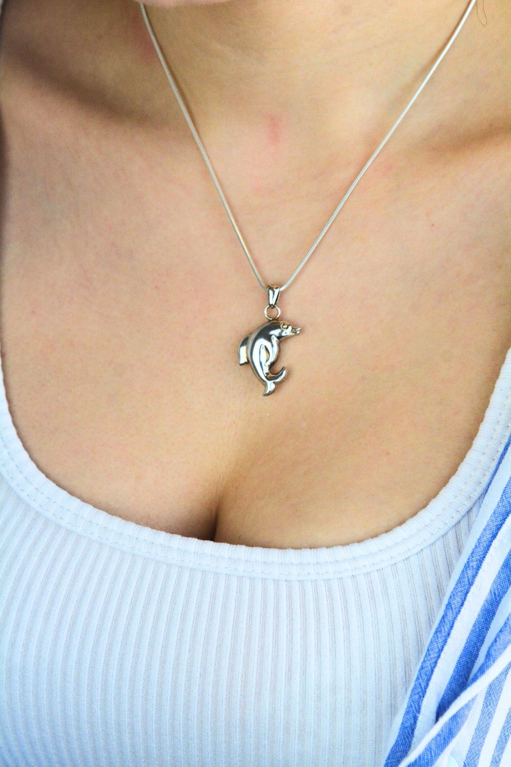 Urocza srebrna zawieszka damska w kształcie delfina, wykonana ze srebra próby 925. Lekka i elegancka biżuteria o wadze 2,63 g, idealna na prezent.1.jpg