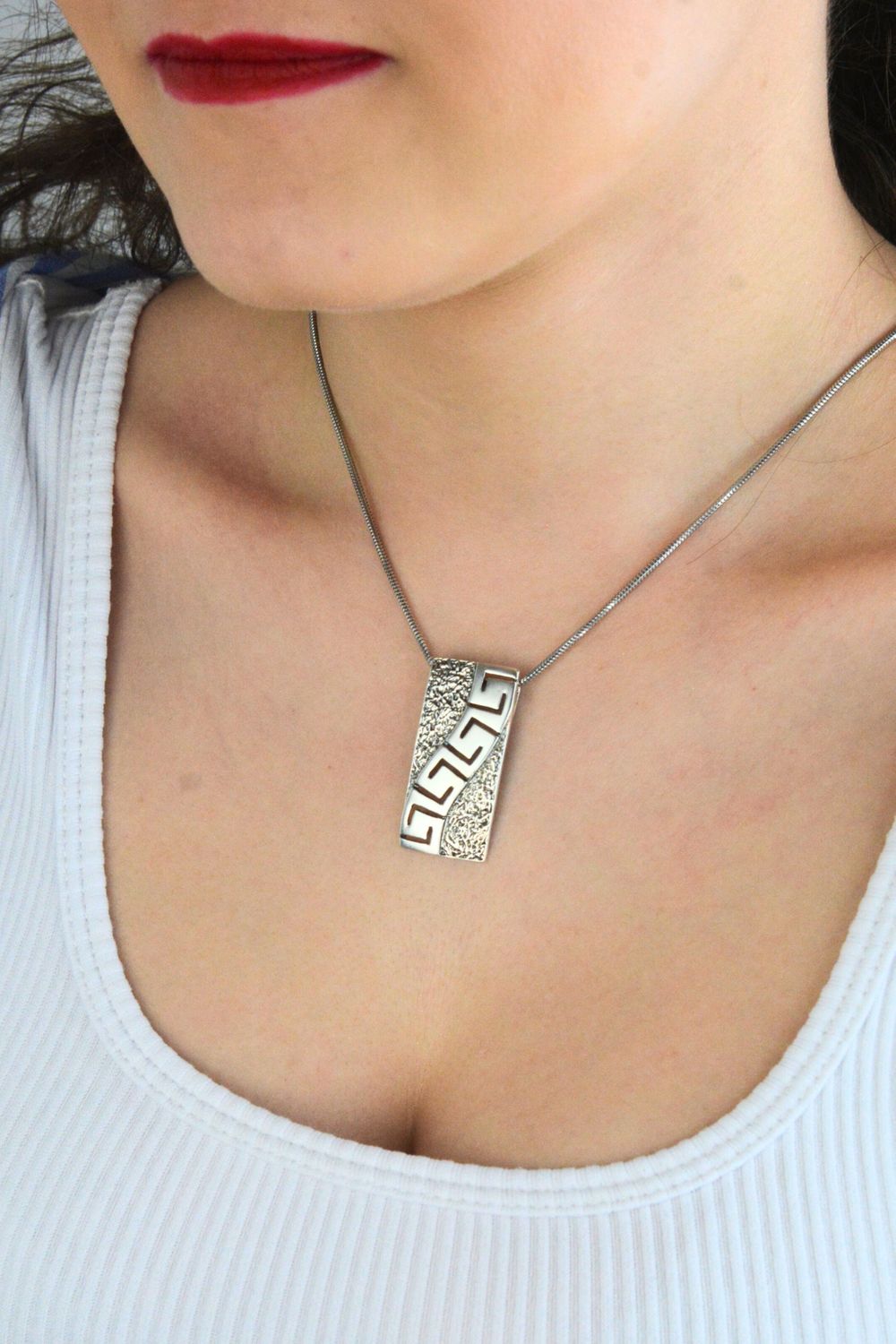 Stylowa srebrna zawieszka damska próby 925, prostokątna, zdobiona wzorem drogi greckiej. Elegancka biżuteria o wadze 6,01 g, idealna na prezent.1.jpg