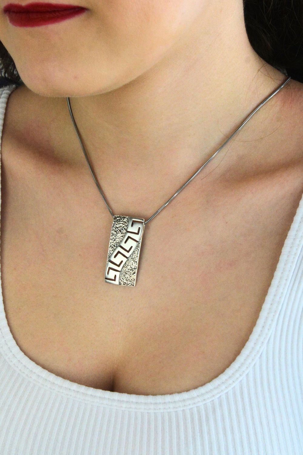 Stylowa srebrna zawieszka damska próby 925, prostokątna, zdobiona wzorem drogi greckiej. Elegancka biżuteria o wadze 6,01 g, idealna na prezent.1.jpg