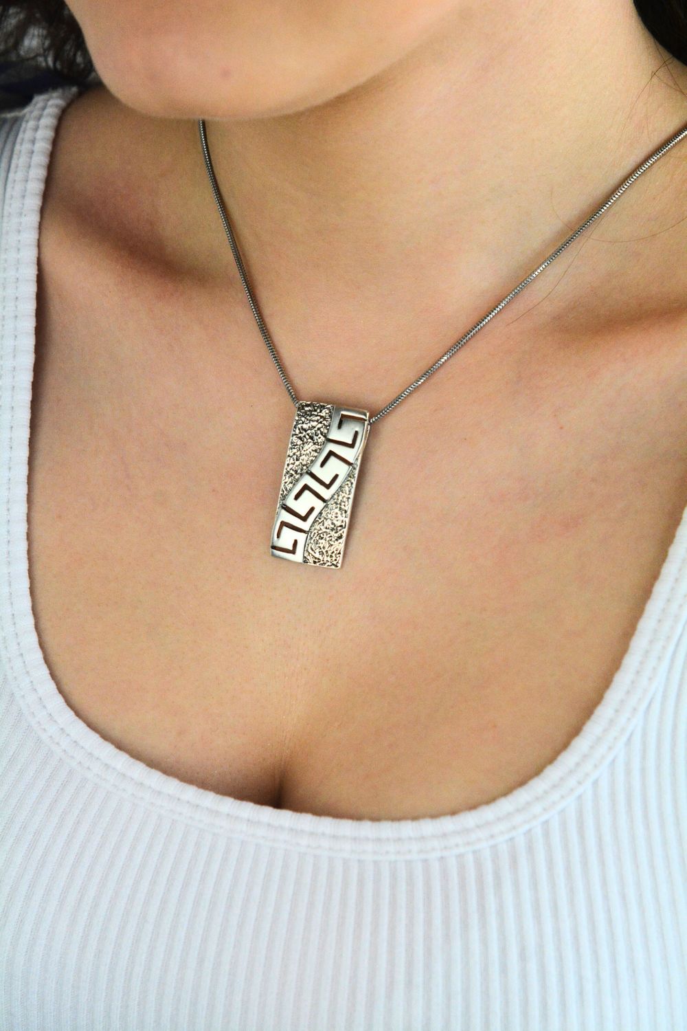 Stylowa srebrna zawieszka damska próby 925, prostokątna, zdobiona wzorem drogi greckiej. Elegancka biżuteria o wadze 6,01 g, idealna na prezent.1.jpg