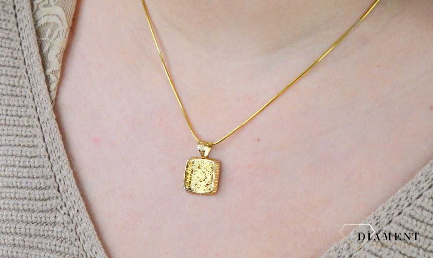 Złota zawieszka kwadrat z ażurowym zdobieniem FL83.jpg