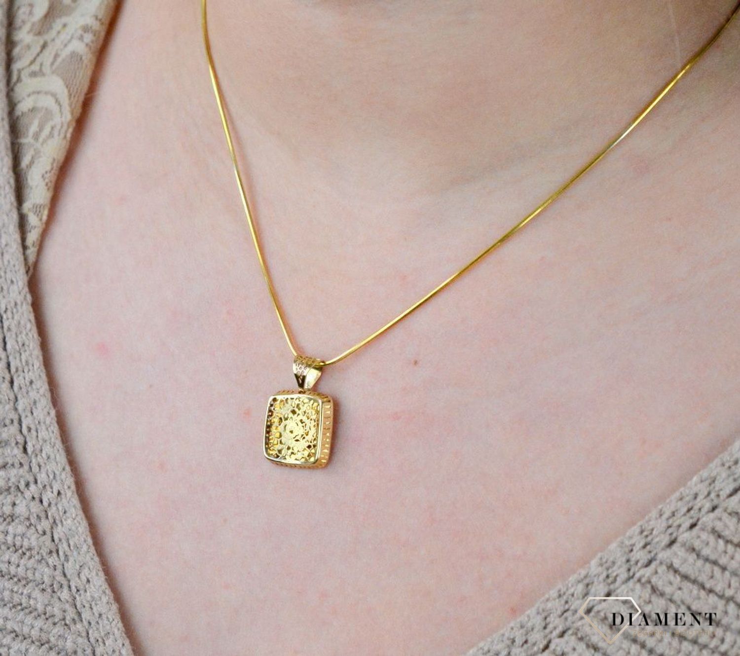 Złota zawieszka kwadrat z ażurowym zdobieniem FL83.jpg