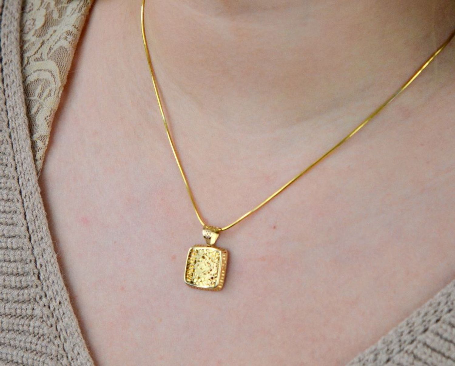 Złota zawieszka kwadrat z ażurowym zdobieniem FL83.jpg