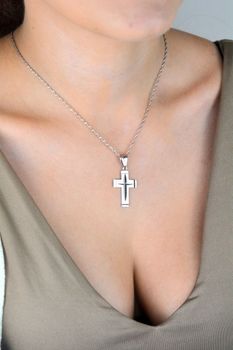 Srebrna zawieszka krzyżyk z żłobieniami – długość 3,8 cm, waga 2,30 g. Srebro próby 925. Idealny prezent religijny na Komunię, Chrzest, Bierzmowanie (4).JPG
