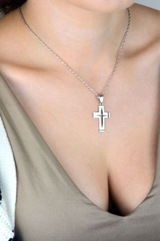 Srebrna zawieszka krzyżyk z żłobieniami – długość 3,8 cm, waga 2,30 g. Srebro próby 925. Idealny prezent religijny na Komunię, Chrzest, Bierzmowanie (6).JPG