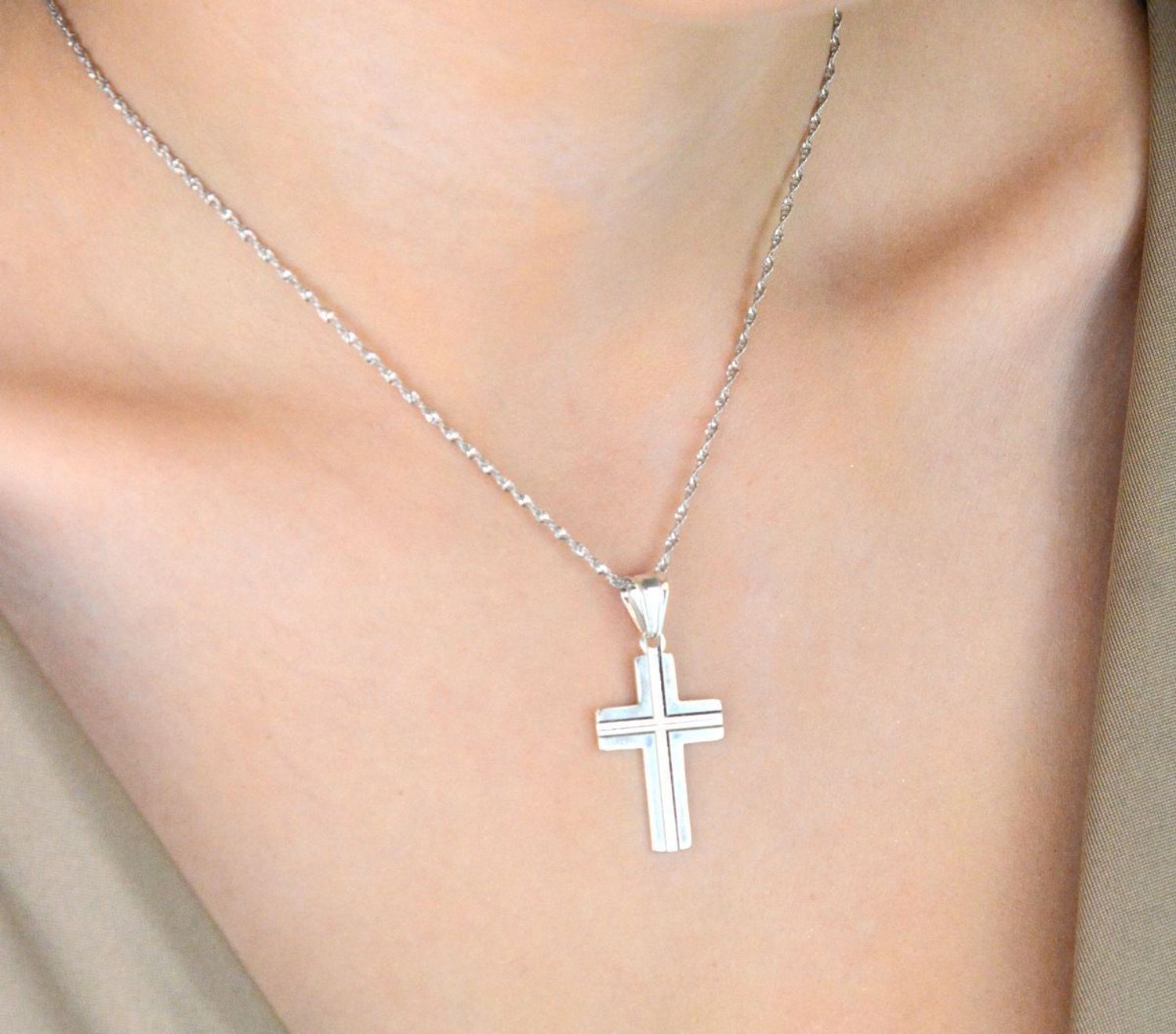 Srebrna zawieszka krzyżyk 925 – klasyczny krzyżyk na prezent religijny.jpg