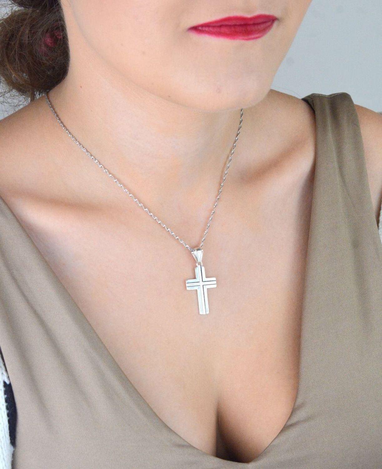 Srebrna zawieszka krzyżyk 925 – klasyczny krzyżyk na prezent religijny.jpg