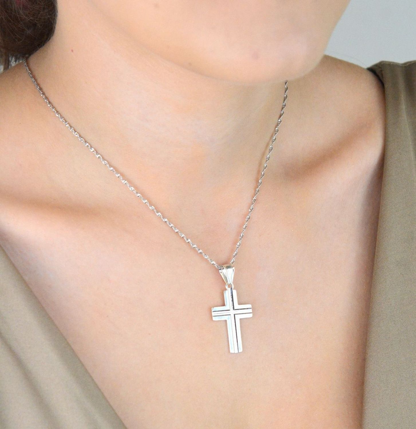 Srebrna zawieszka krzyżyk 925 – klasyczny krzyżyk na prezent religijny.jpg