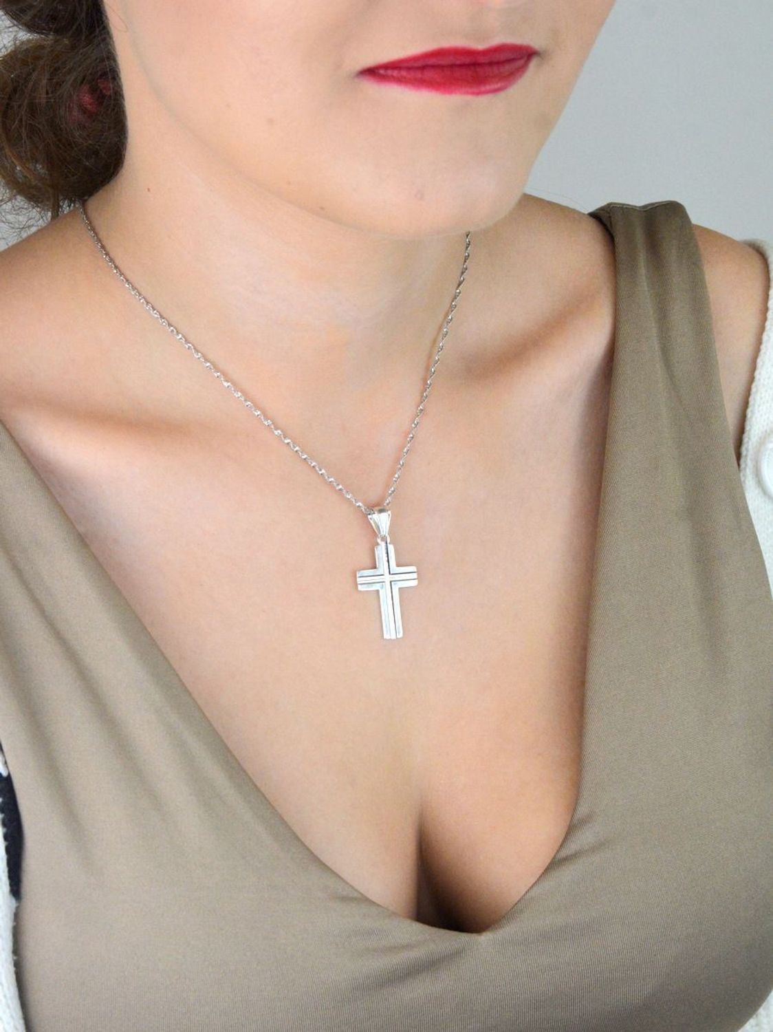 Srebrna zawieszka krzyżyk 925 – klasyczny krzyżyk na prezent religijny.jpg