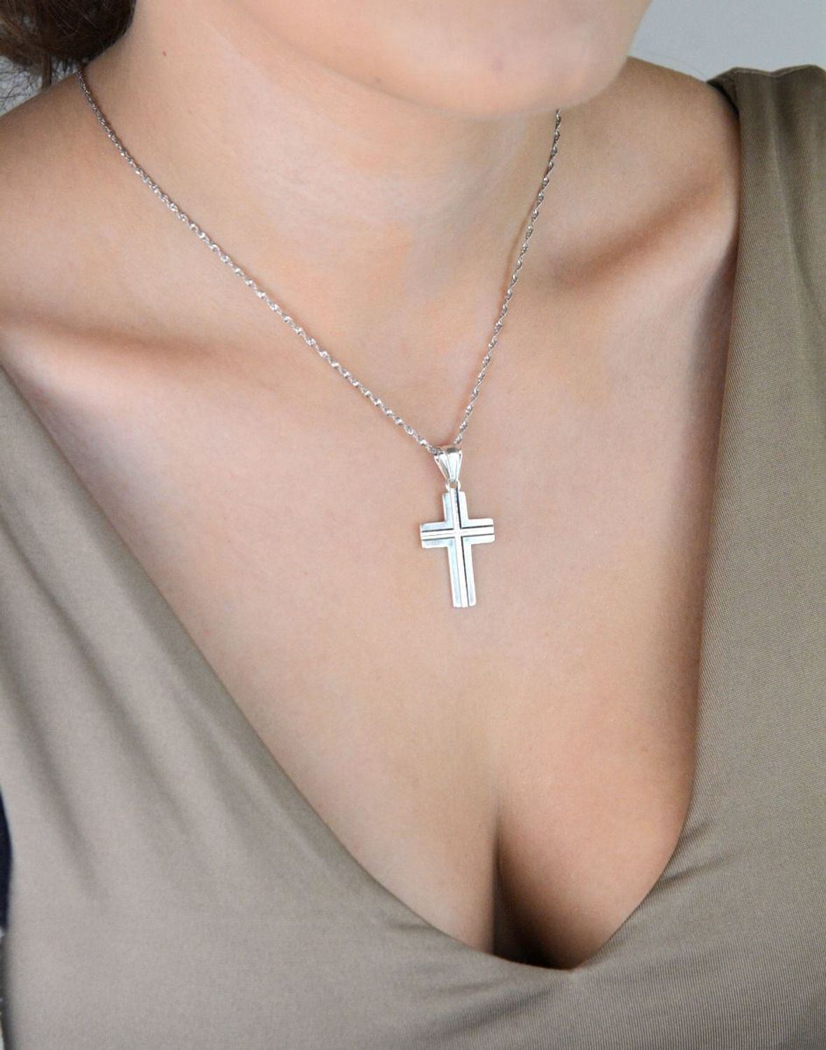 Srebrna zawieszka krzyżyk 925 – klasyczny krzyżyk na prezent religijny.jpg