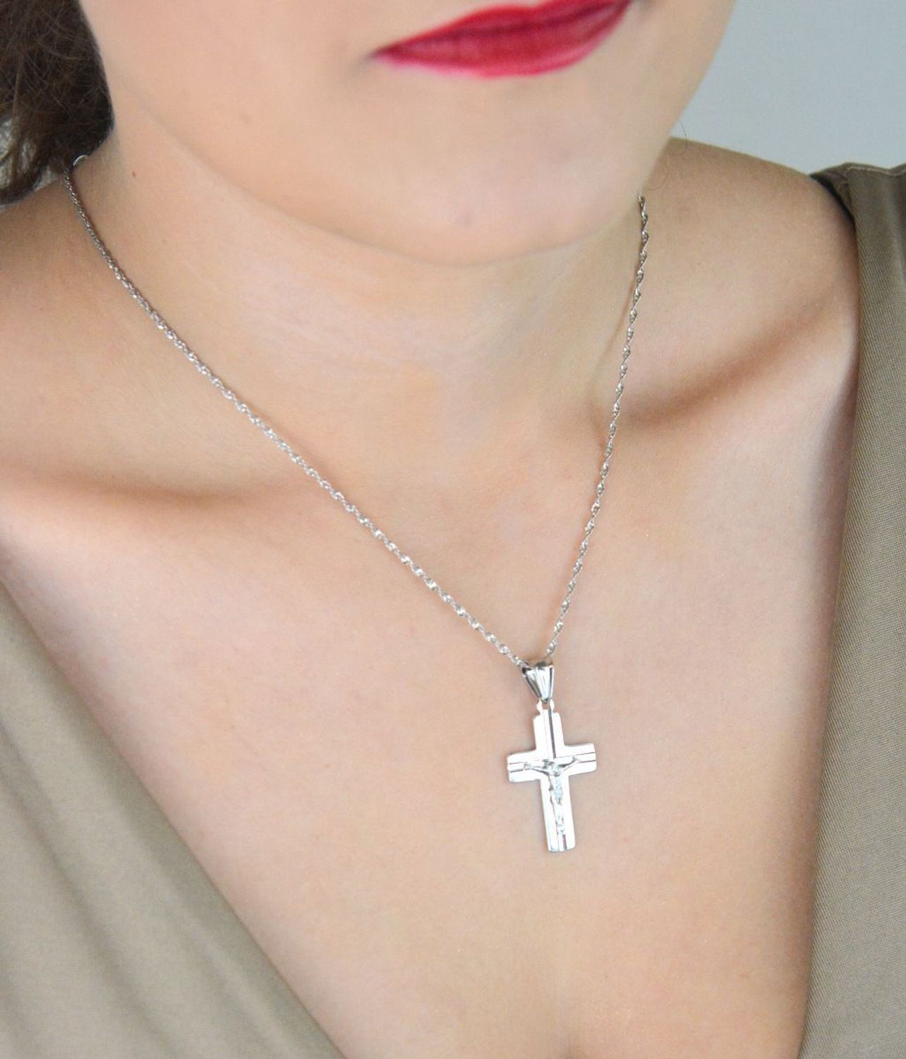 Męska zawieszka srebrna próby 925 – krzyż z Jezusem. Wymiary 3,7x2,0 cm, waga 2,50 g. Symbol wiary i męskiej siły duchowej.1.jpg