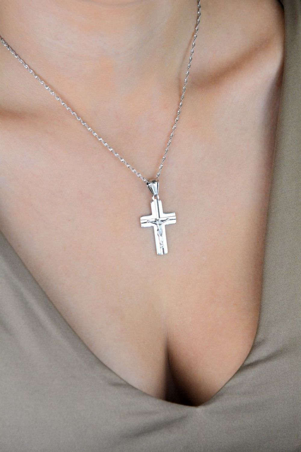 Męska zawieszka srebrna próby 925 – krzyż z Jezusem. Wymiary 3,7x2,0 cm, waga 2,50 g. Symbol wiary i męskiej siły duchowej.1.jpg