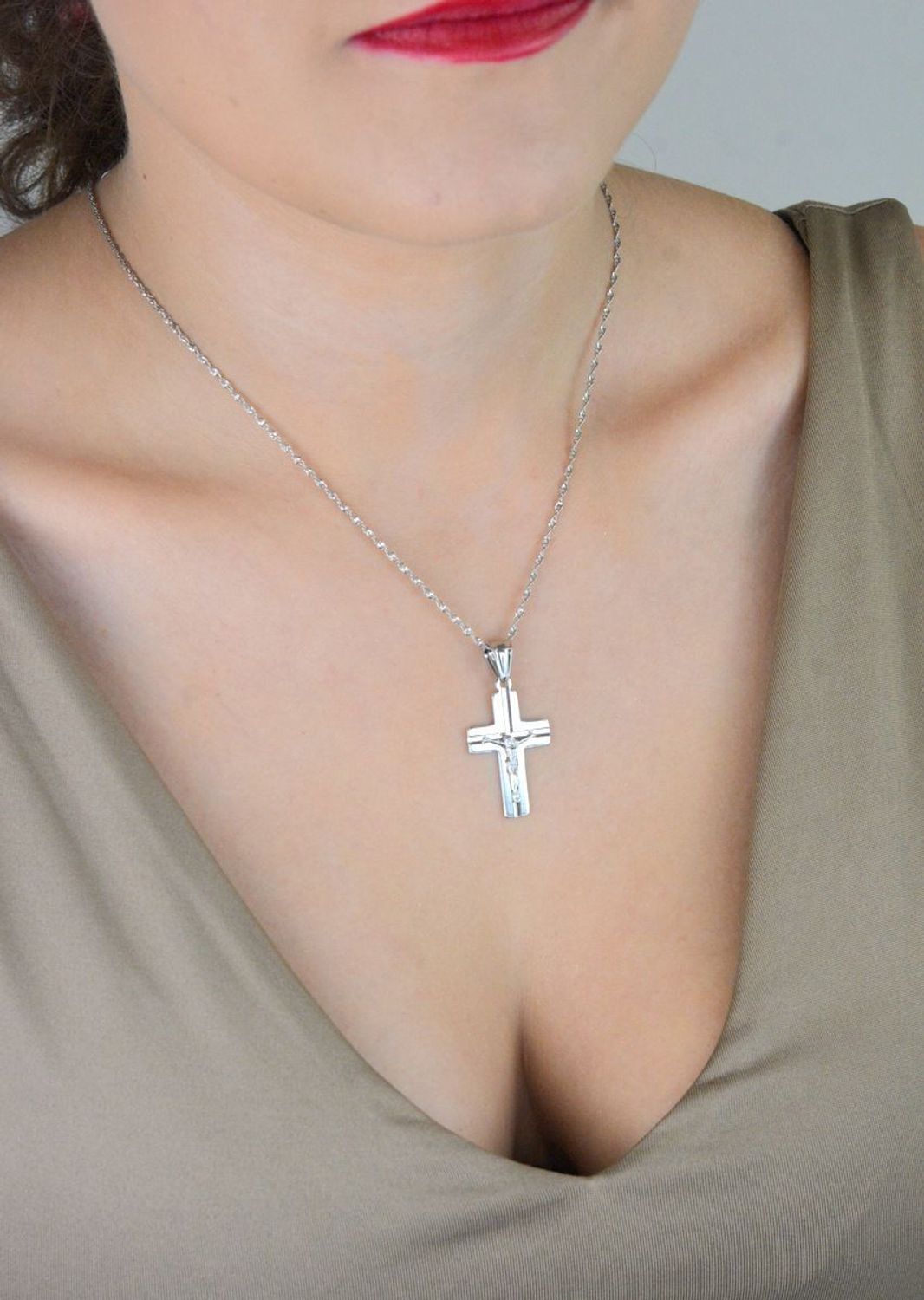 Męska zawieszka srebrna próby 925 – krzyż z Jezusem. Wymiary 3,7x2,0 cm, waga 2,50 g. Symbol wiary i męskiej siły duchowej.1.jpg