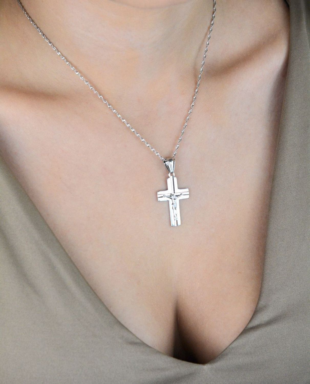 Męska zawieszka srebrna próby 925 – krzyż z Jezusem. Wymiary 3,7x2,0 cm, waga 2,50 g. Symbol wiary i męskiej siły duchowej.1.jpg