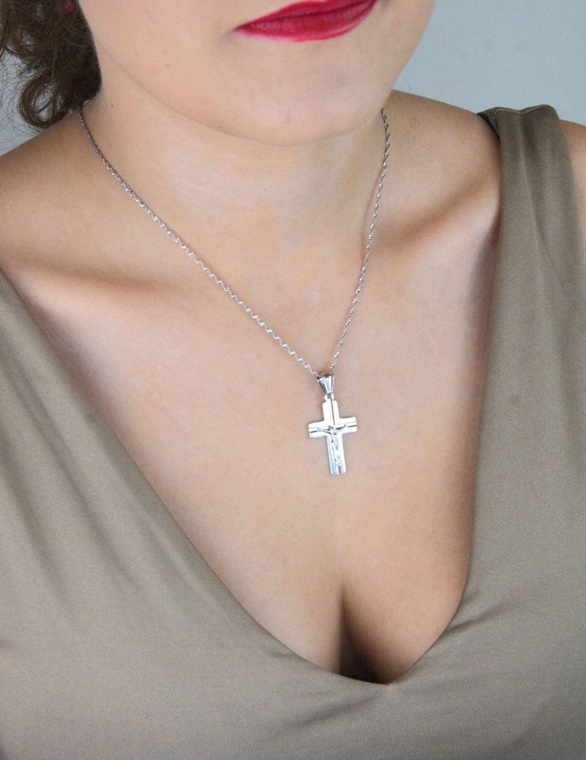 Męska zawieszka srebrna próby 925 – krzyż z Jezusem. Wymiary 3,7x2,0 cm, waga 2,50 g. Symbol wiary i męskiej siły duchowej.1.jpg