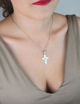 Męska zawieszka srebrna próby 925 – krzyż z Jezusem. Wymiary 3,7x2,0 cm, waga 2,50 g. Symbol wiary i męskiej siły duchowej (5).JPG