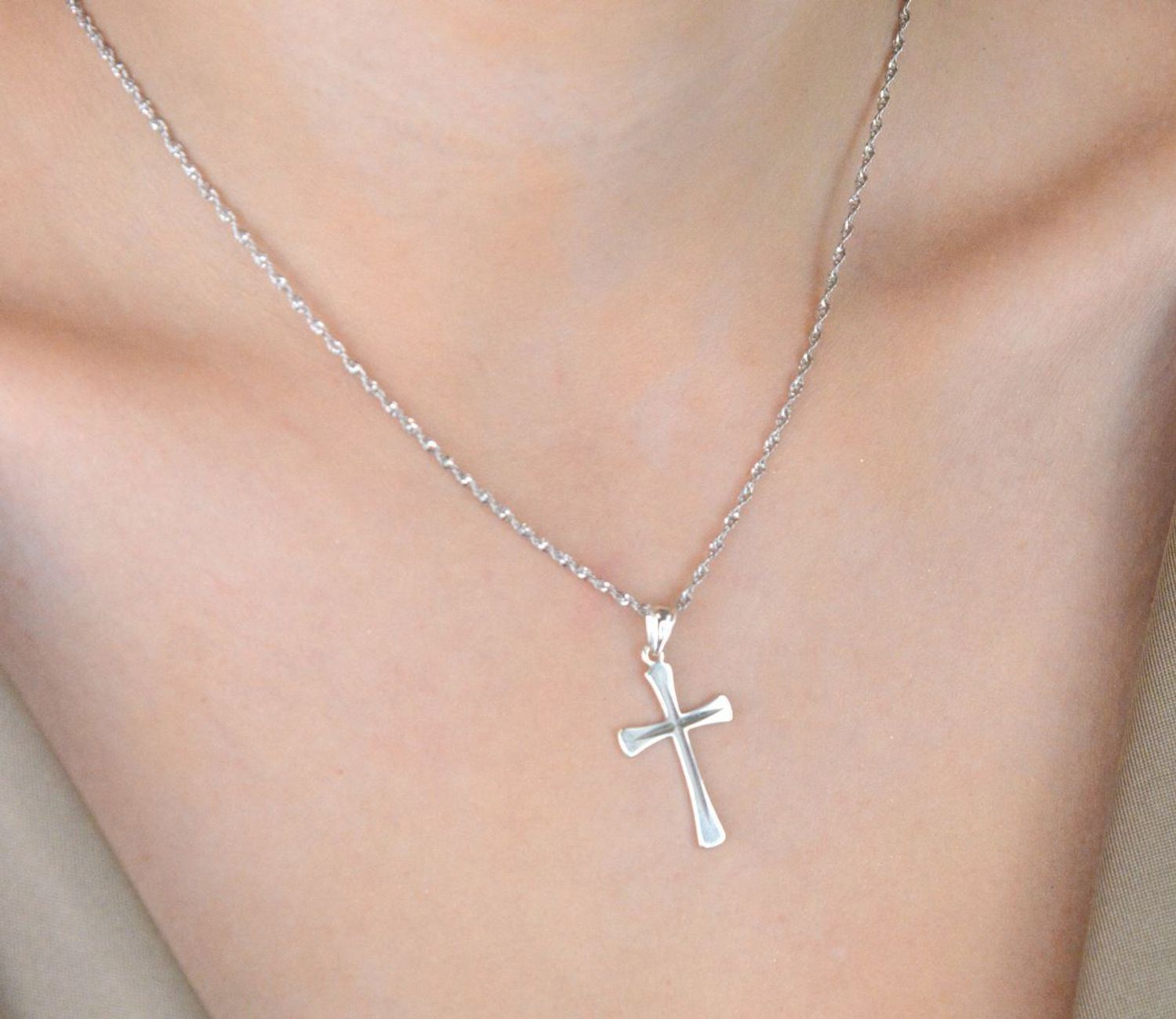 Męska zawieszka srebrna próby 925 w kształcie krzyża. Wymiary 3,2x1,7 cm, waga 1,00 g. Klasyczny i stylowy dodatek dla mężczyzn.1.jpg