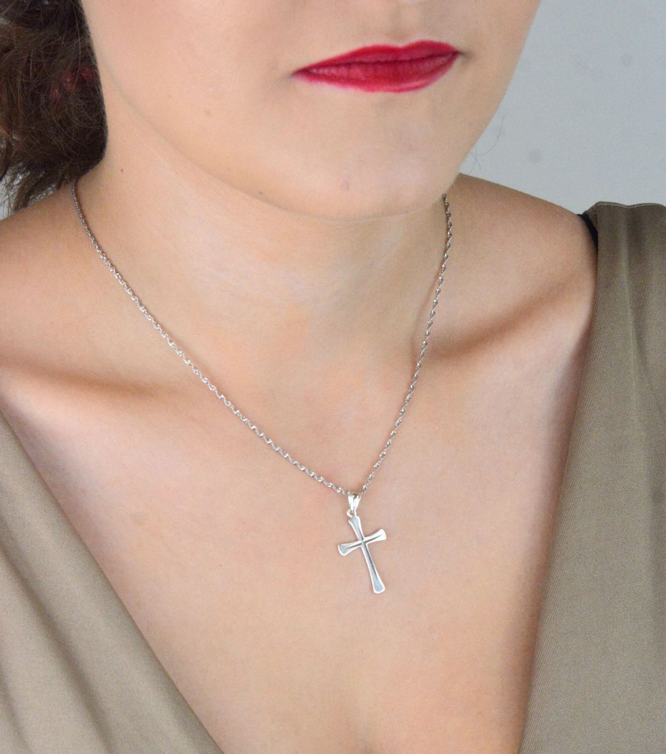 Męska zawieszka srebrna próby 925 w kształcie krzyża. Wymiary 3,2x1,7 cm, waga 1,00 g. Klasyczny i stylowy dodatek dla mężczyzn.1.jpg