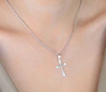 Męska zawieszka srebrna próby 925 w kształcie krzyża. Wymiary 3,2x1,7 cm, waga 1,00 g. Klasyczny i stylowy dodatek dla mężczyzn (1).JPG
