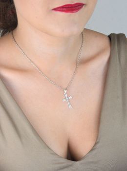 Męska zawieszka srebrna próby 925 w kształcie krzyża. Wymiary 3,2x1,7 cm, waga 1,00 g. Klasyczny i stylowy dodatek dla mężczyzn (2).JPG