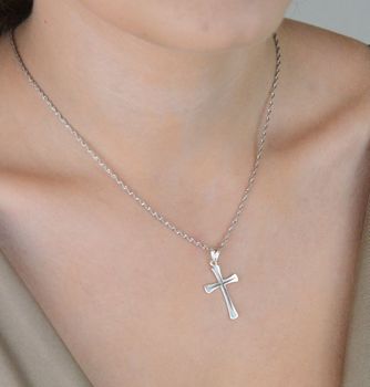 Męska zawieszka srebrna próby 925 w kształcie krzyża. Wymiary 3,2x1,7 cm, waga 1,00 g. Klasyczny i stylowy dodatek dla mężczyzn (3).JPG