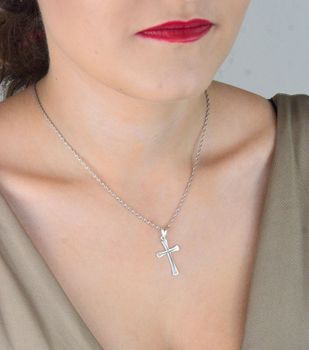 Męska zawieszka srebrna próby 925 w kształcie krzyża. Wymiary 3,2x1,7 cm, waga 1,00 g. Klasyczny i stylowy dodatek dla mężczyzn (4).JPG