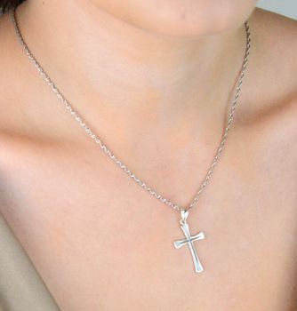 Męska zawieszka srebrna próby 925 w kształcie krzyża. Wymiary 3,2x1,7 cm, waga 1,00 g. Klasyczny i stylowy dodatek dla mężczyzn (5).JPG