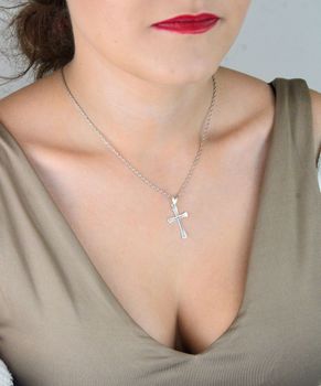 Męska zawieszka srebrna próby 925 w kształcie krzyża. Wymiary 3,2x1,7 cm, waga 1,00 g. Klasyczny i stylowy dodatek dla mężczyzn (6).JPG