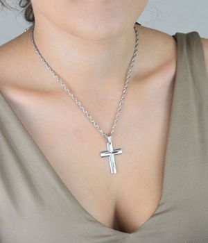 Srebrna zawieszka krzyż ze żłobieniem – długość 4 cm, srebro próby 925. Klasyczny krzyżyk z dużym oczkiem. Idealny prezent religijny – Komunia, Chrzest, Bierzmowanie (2).JPG