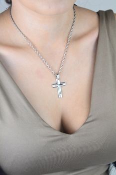 Srebrna zawieszka krzyż ze żłobieniem – długość 4 cm, srebro próby 925. Klasyczny krzyżyk z dużym oczkiem. Idealny prezent religijny – Komunia, Chrzest, Bierzmowanie (3).JPG