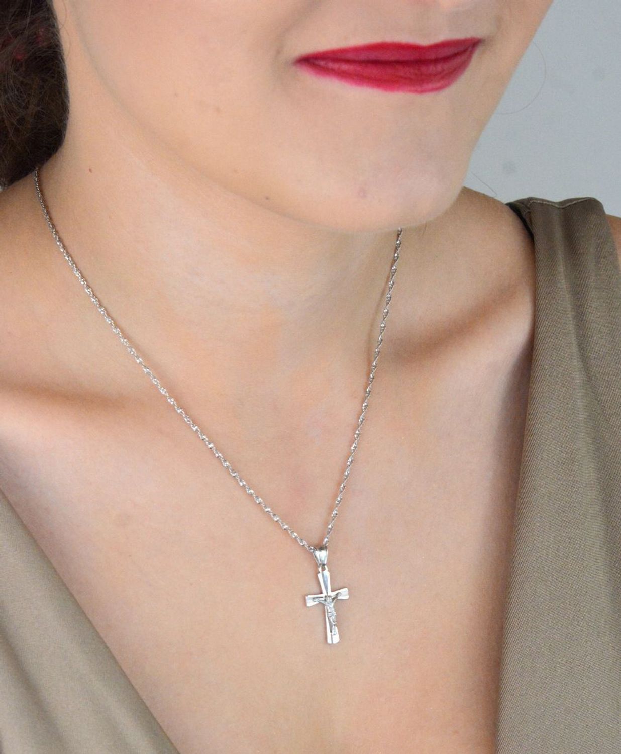 Srebrny krzyżyk z Jezusem – zawieszka 2,8 cm  Srebro 925  Prezent religijny.jpg