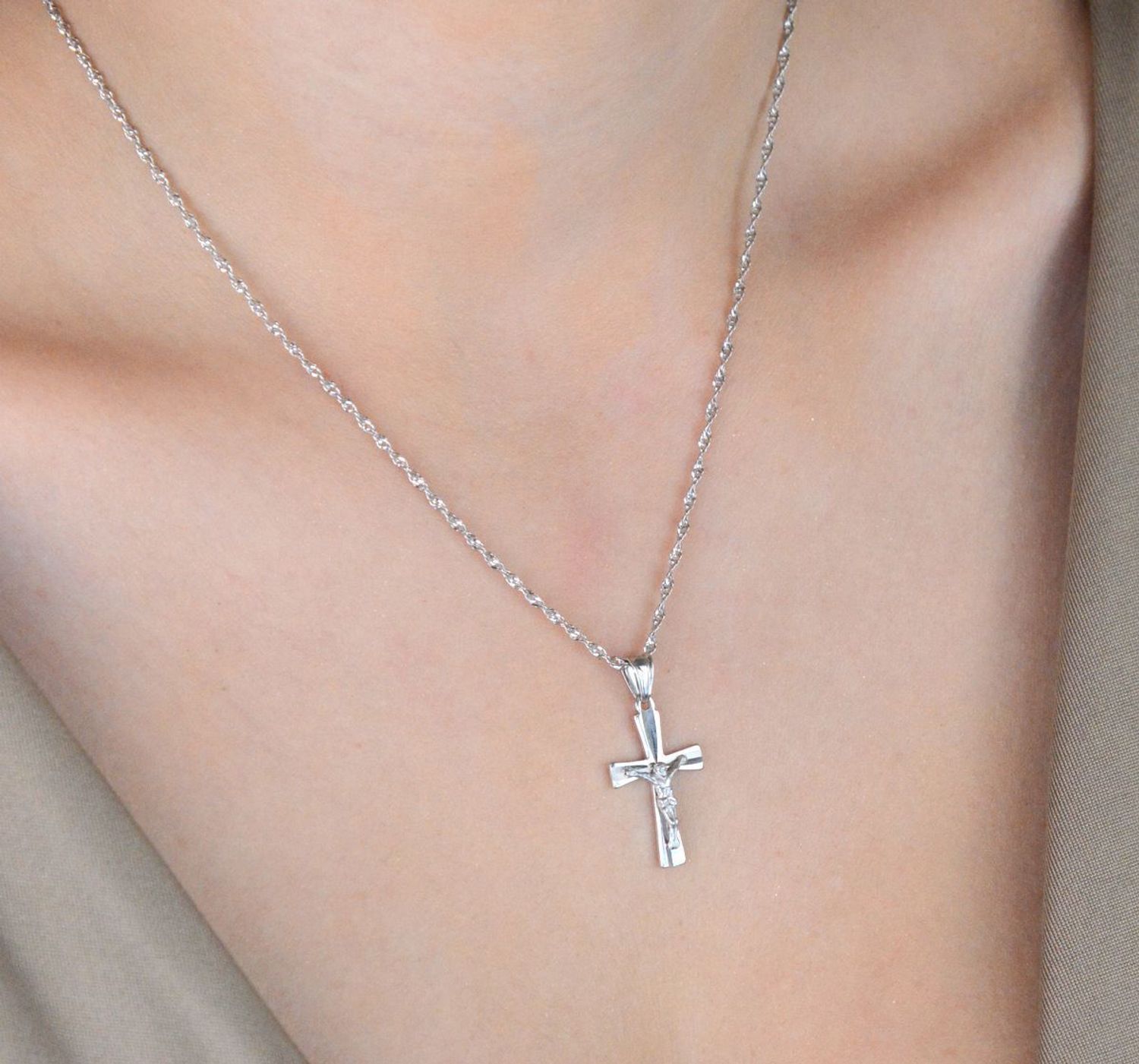 Srebrny krzyżyk z Jezusem – zawieszka 2,8 cm  Srebro 925  Prezent religijny.jpg