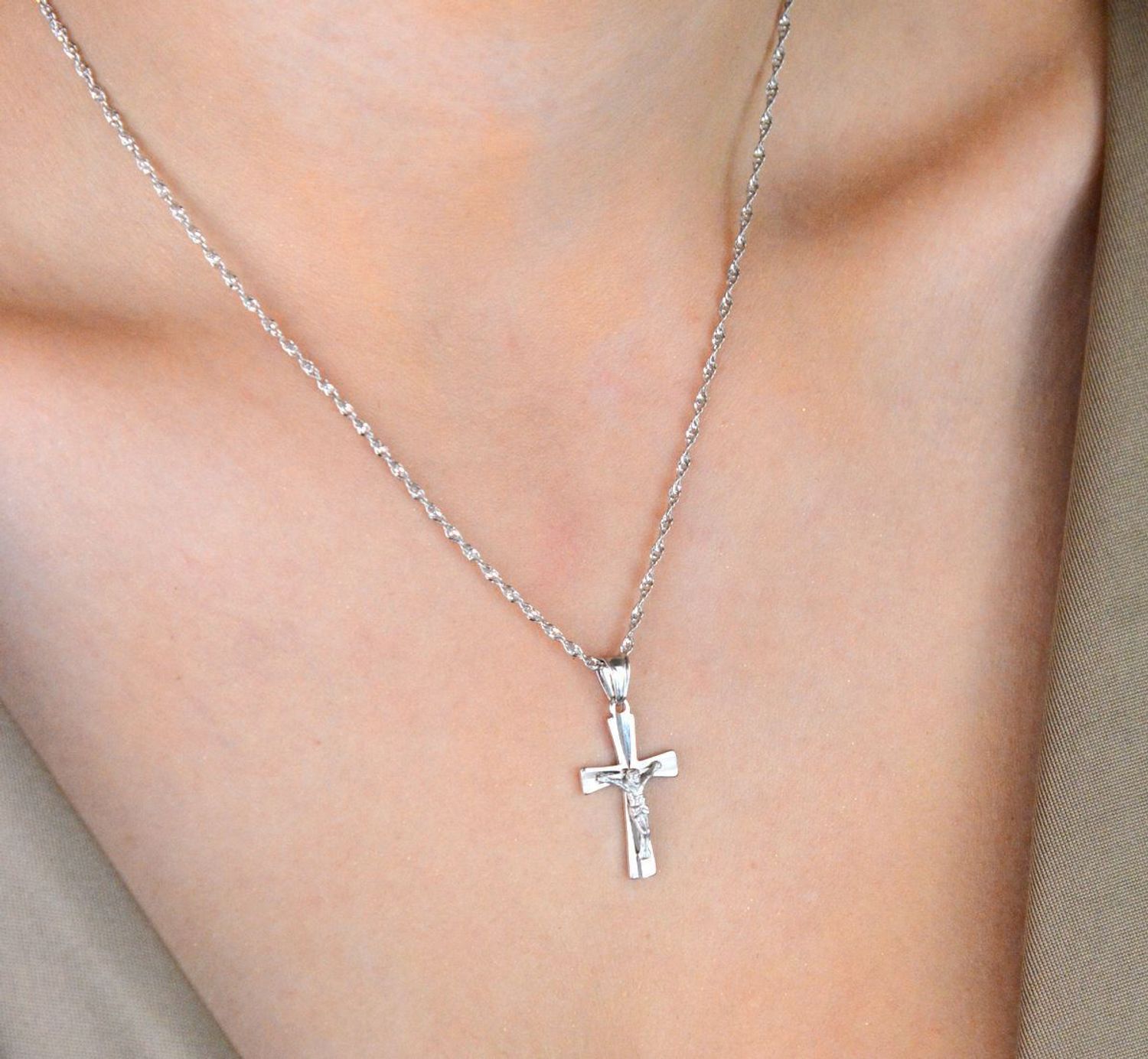 Srebrny krzyżyk z Jezusem – zawieszka 2,8 cm  Srebro 925  Prezent religijny.jpg