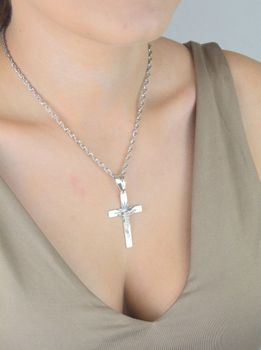 Duży srebrny krzyżyk z Jezusem – długość 5,5 cm, waga 4,11 g. Klasyczna męska zawieszka sakralna ze srebra próby 925. Idealny prezent religijny (3).JPG