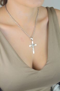 Duży srebrny krzyżyk z Jezusem – długość 5,5 cm, waga 4,11 g. Klasyczna męska zawieszka sakralna ze srebra próby 925. Idealny prezent religijny (5).JPG