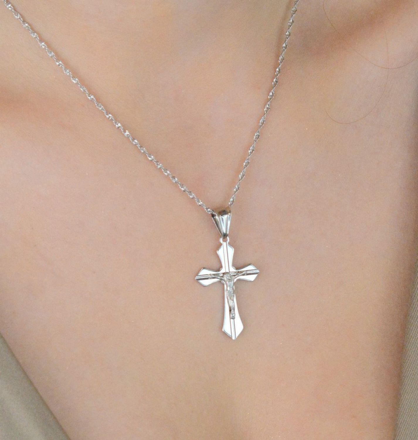 Srebrny krzyżyk z Jezusem – zawieszka sakralna  Srebro 925  Prezent na Komunię.jpg