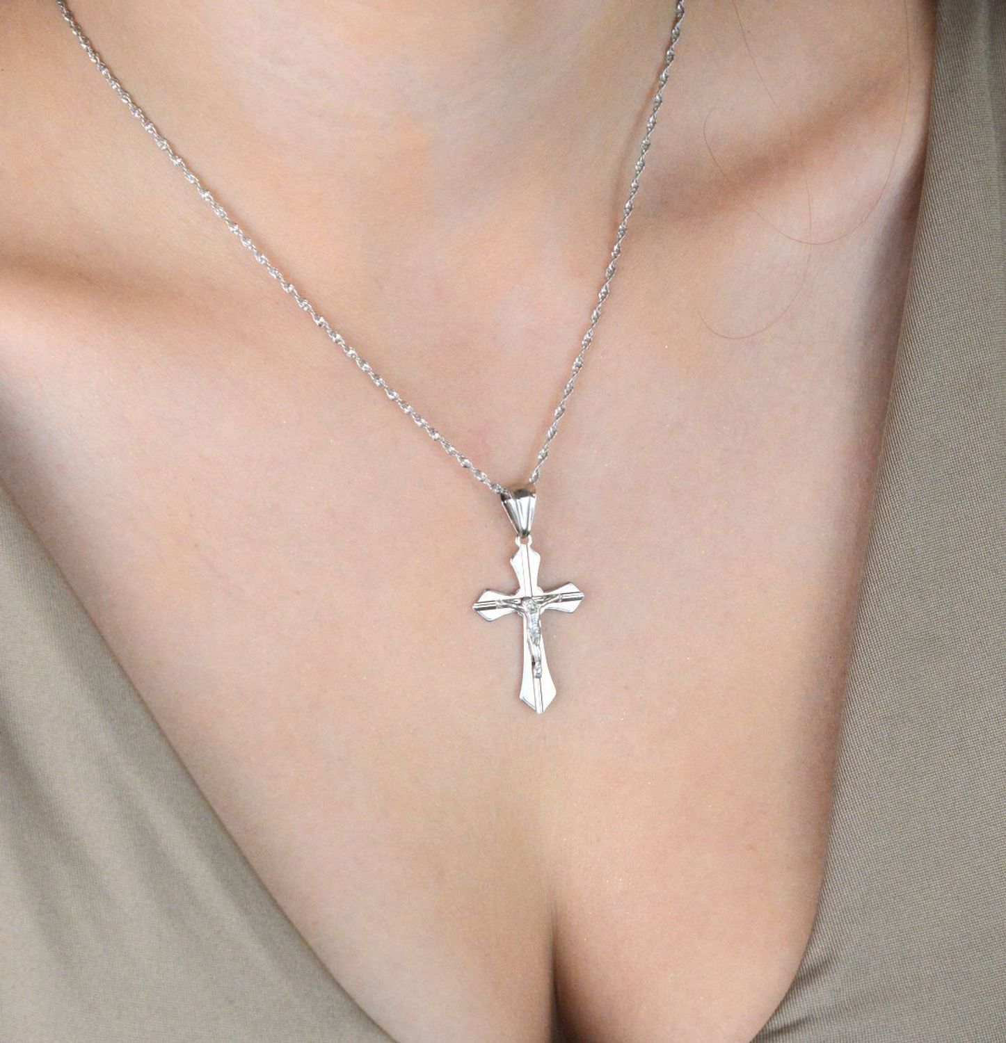 Srebrny krzyżyk z Jezusem – zawieszka sakralna  Srebro 925  Prezent na Komunię.jpg