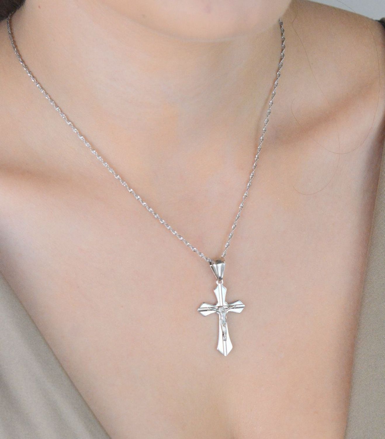 Srebrny krzyżyk z Jezusem – zawieszka sakralna  Srebro 925  Prezent na Komunię.jpg